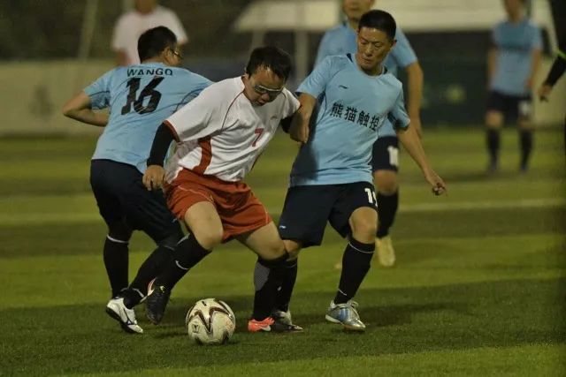 青岛“大V沙龙”参与首届城市足球争霸赛开幕